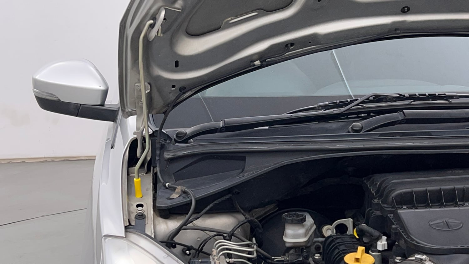 Used 2019 Tata Tiago Revotron XZ w/o Alloy Petrol Manual engine ENGINE RIGHT SIDE HINGE & APRON VIEW