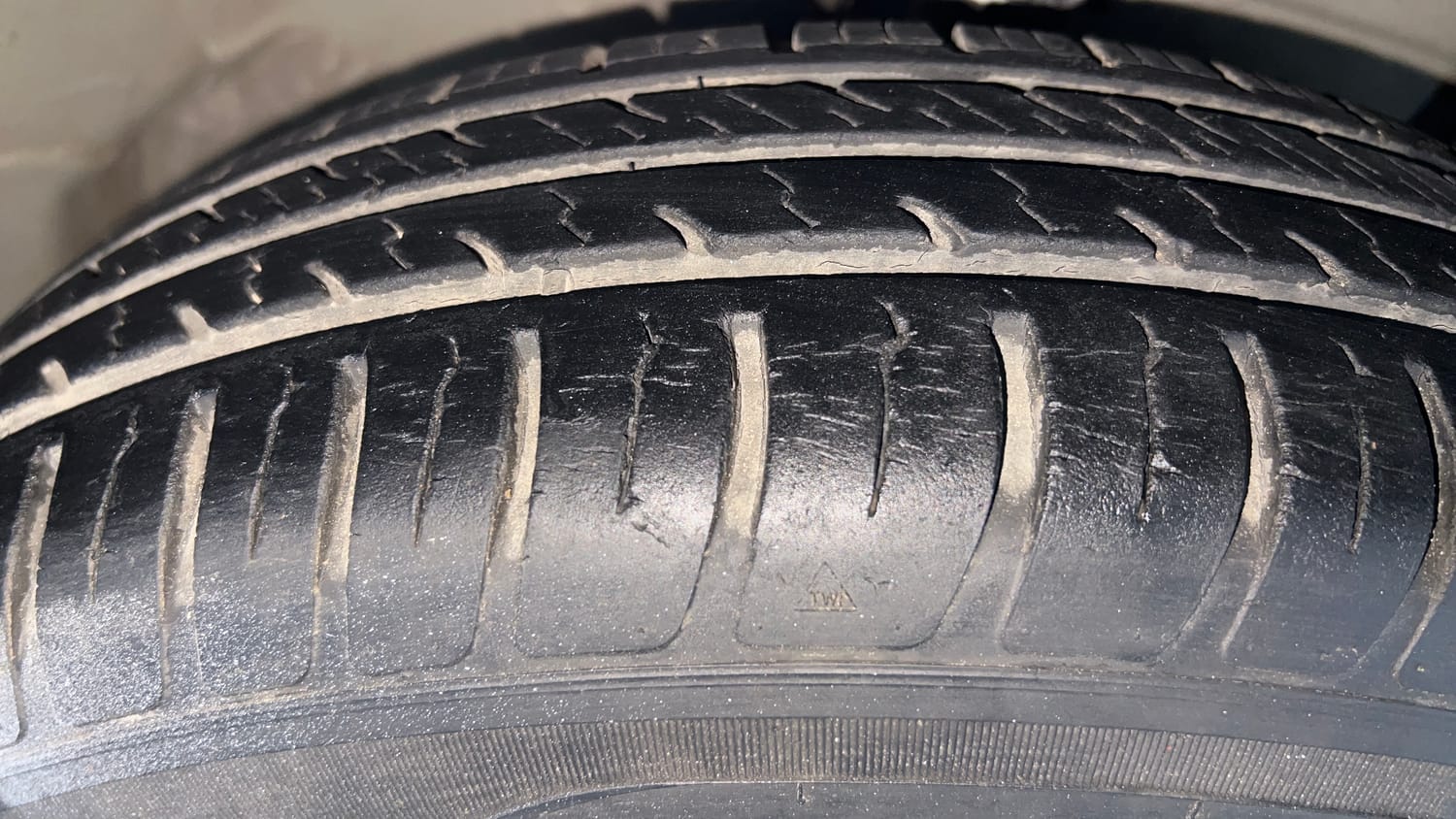 Used 2013 Maruti Suzuki Swift LXi Petrol Manual tyres RIGHT FRONT TYRE TREAD VIEW