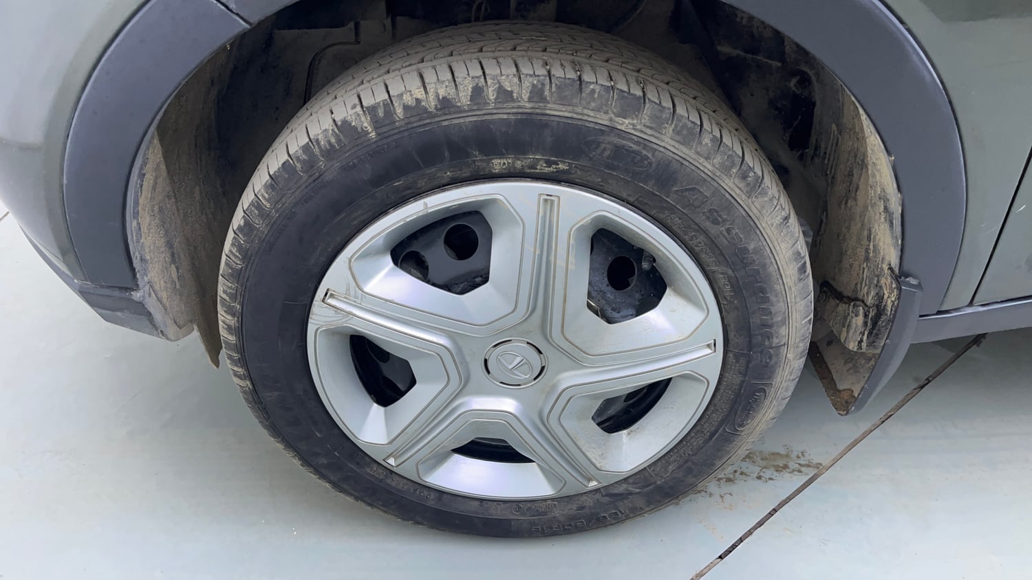 Used 2022 Tata Nexon XMA Petrol Automatic tyres LEFT FRONT TYRE RIM VIEW
