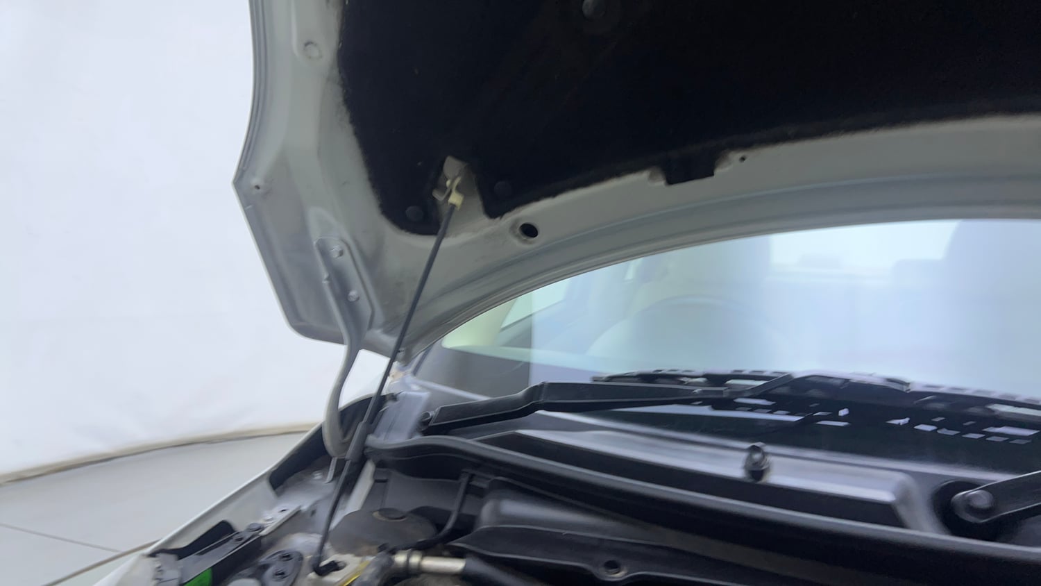 Used 2015 Maruti Suzuki Swift Dzire ZXI Petrol Manual engine ENGINE RIGHT SIDE HINGE & APRON VIEW