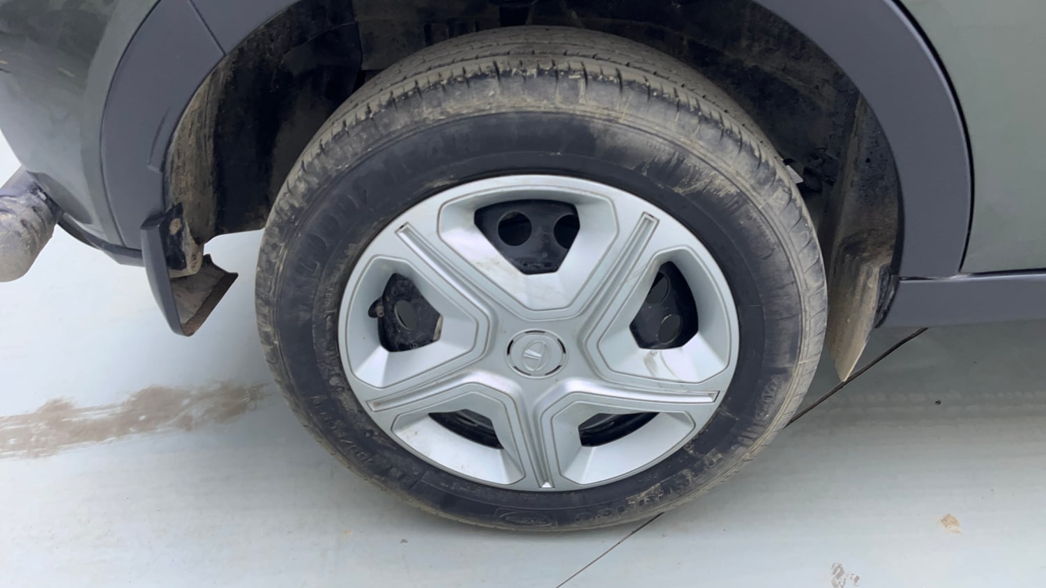 Used 2022 Tata Nexon XMA Petrol Automatic tyres RIGHT REAR TYRE RIM VIEW