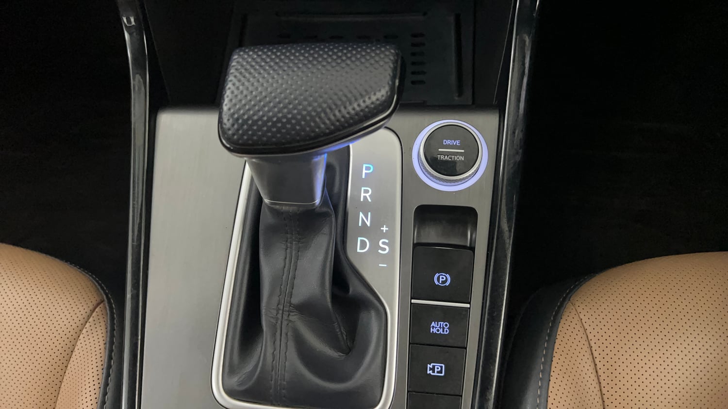 Used 2024 Hyundai Alcazar Signature 1.5 Diesel AT 7STR Diesel Automatic interior GEAR  KNOB VIEW