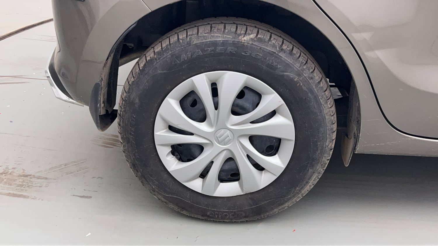 Used 2023 Maruti Suzuki Swift VXi Petrol Manual tyres RIGHT REAR TYRE RIM VIEW
