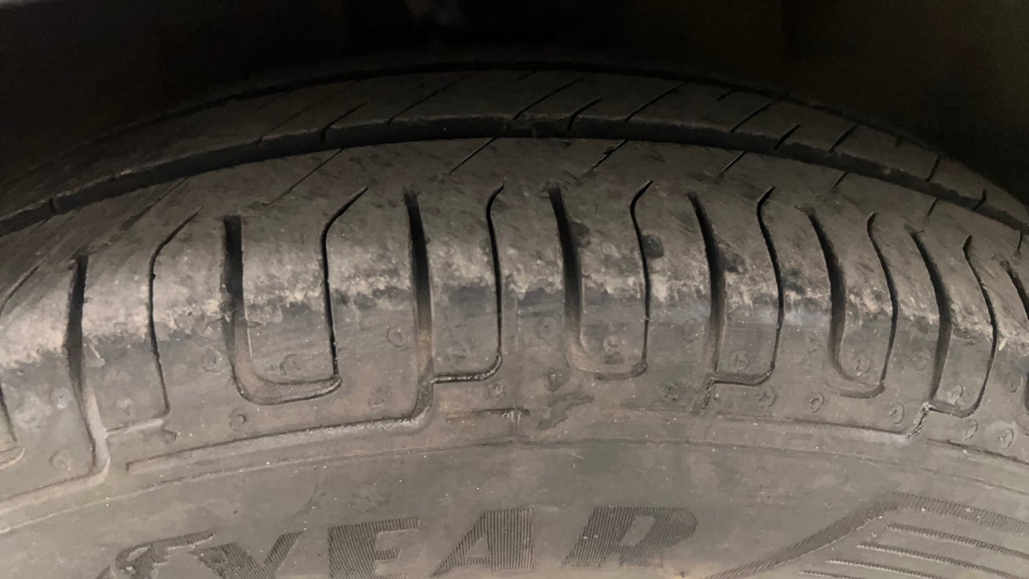 Used 2014 Hyundai i10 Sportz 1.1 iRDE2 Petrol Manual tyres LEFT FRONT TYRE TREAD VIEW