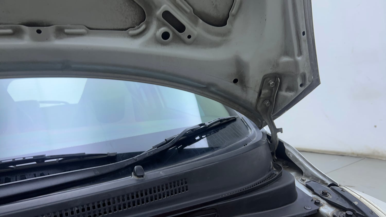 Used 2012 Hyundai i10 Sportz 1.2 Kappa2 Petrol Manual engine ENGINE LEFT SIDE HINGE & APRON VIEW