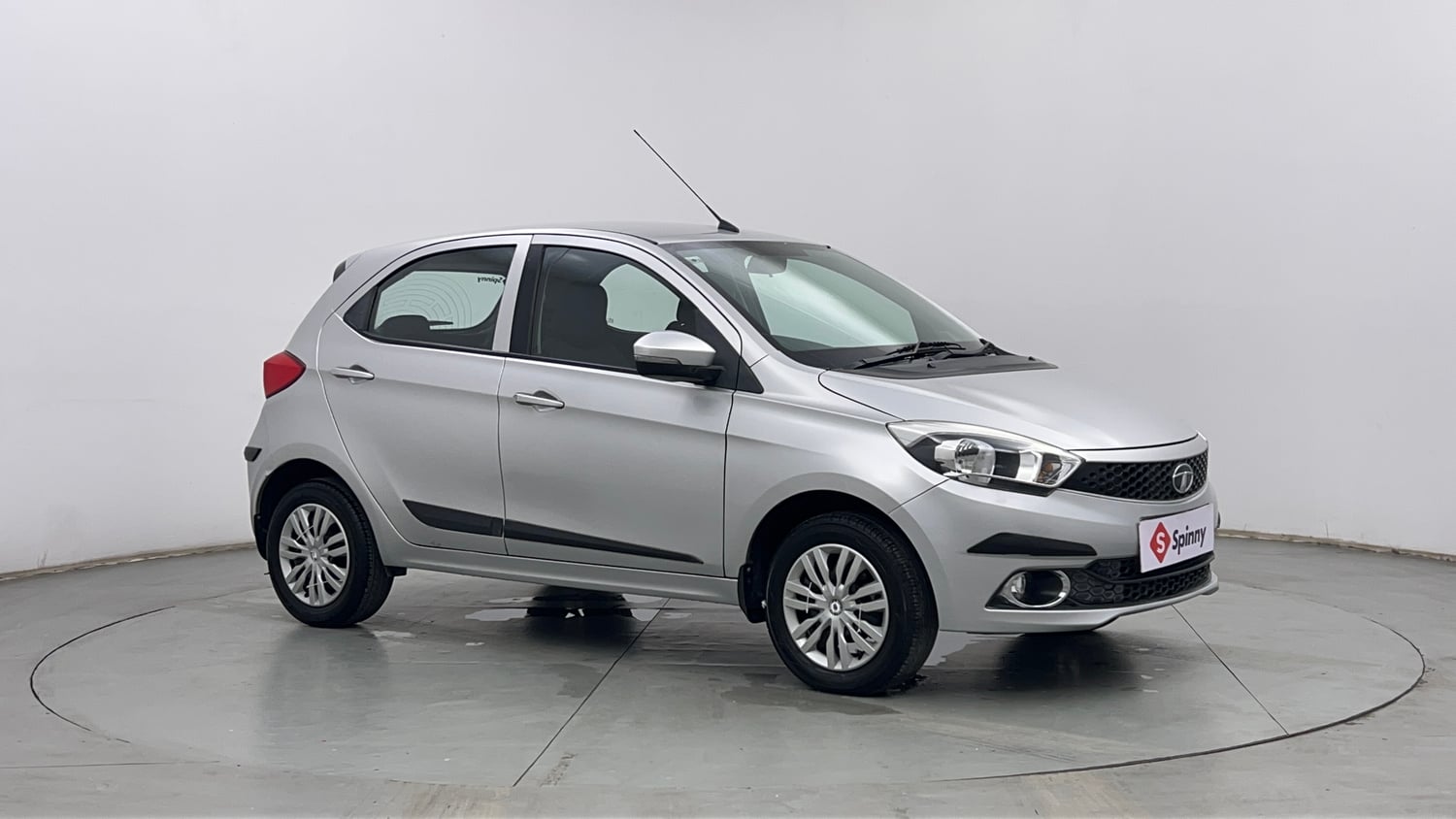 Used 2019 Tata Tiago Revotron XZ w/o Alloy Petrol Manual exterior RIGHT FRONT CORNER VIEW