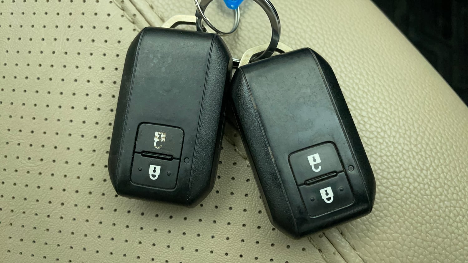 Used 2022 Maruti Suzuki Ertiga ZXi AT Petrol Automatic extra CAR KEY VIEW