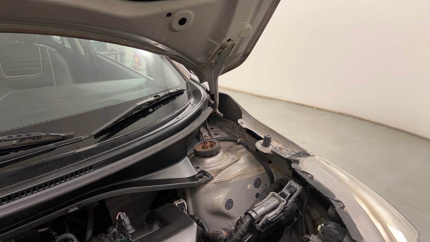 Used 2017 Honda BR-V V CVT Petrol Petrol Automatic engine ENGINE LEFT SIDE HINGE & APRON VIEW