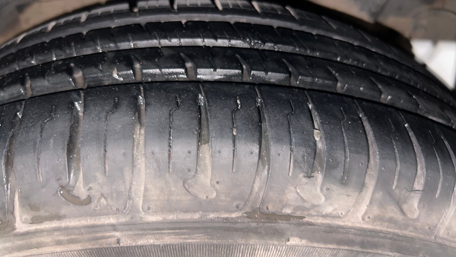 Used 2017 Hyundai Grand i10 Sportz (O) AT 1.2 Kappa VTVT Petrol Automatic tyres LEFT REAR TYRE TREAD VIEW