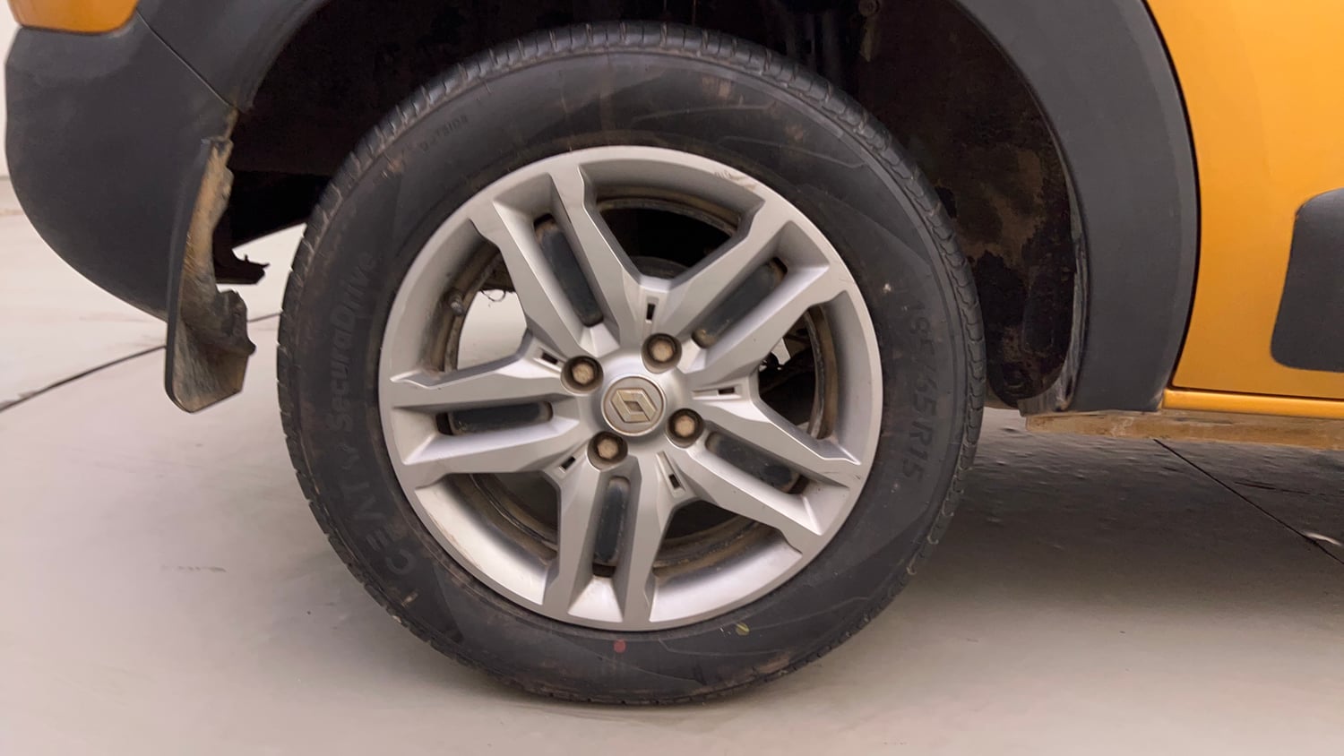 Used 2022 Renault Triber RXZ EASY-R AMT Petrol Automatic tyres RIGHT REAR TYRE RIM VIEW