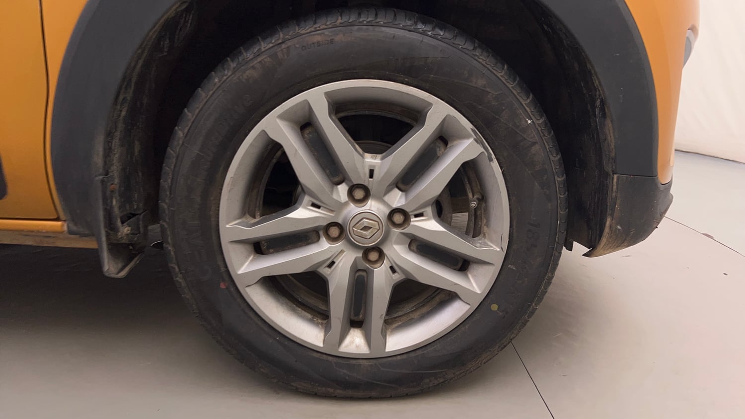 Used 2022 Renault Triber RXZ EASY-R AMT Petrol Automatic tyres RIGHT FRONT TYRE RIM VIEW