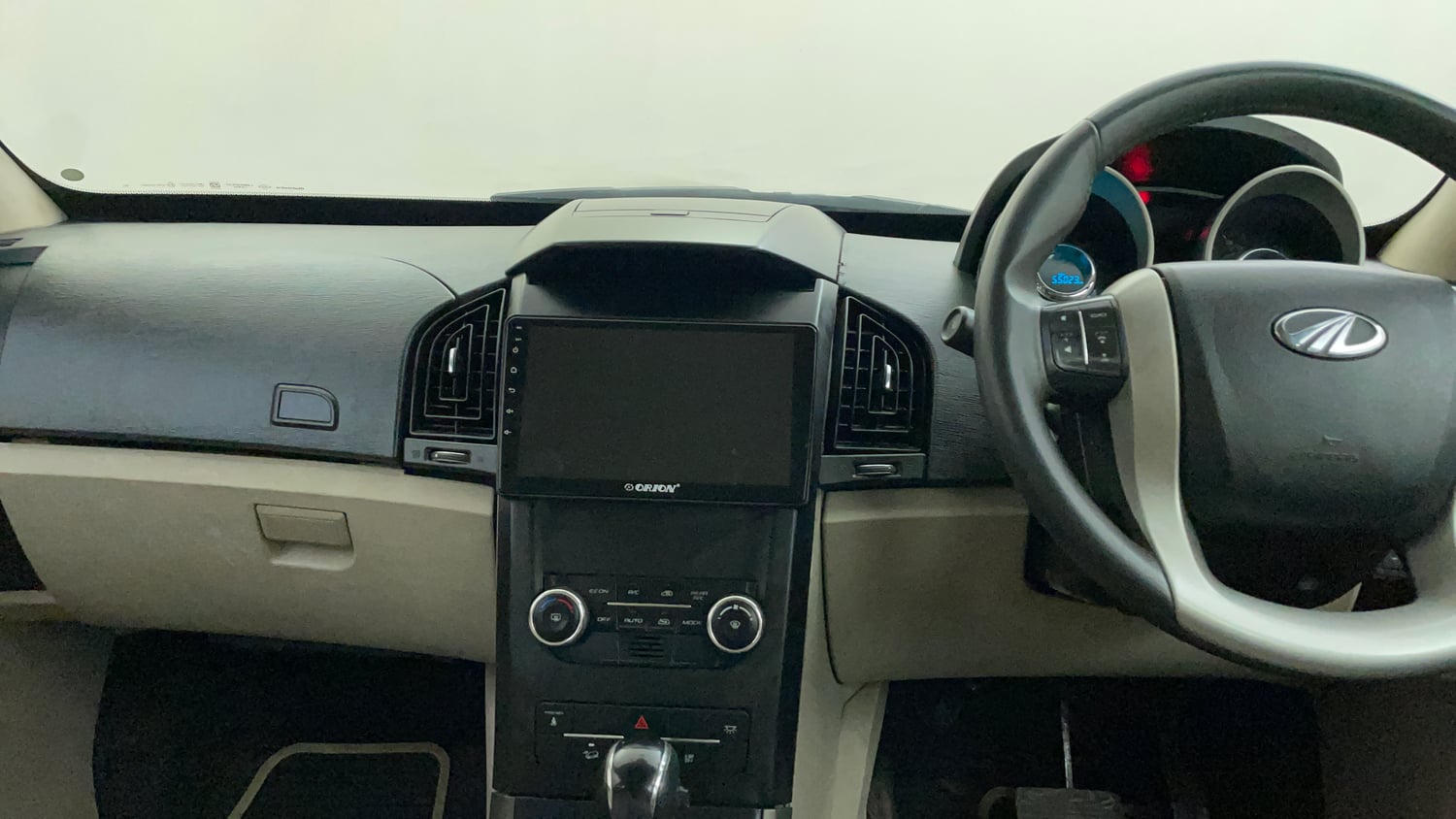 Used 2016 Mahindra XUV500 W8 AT Diesel Automatic interior MUSIC SYSTEM & AC CONTROL VIEW