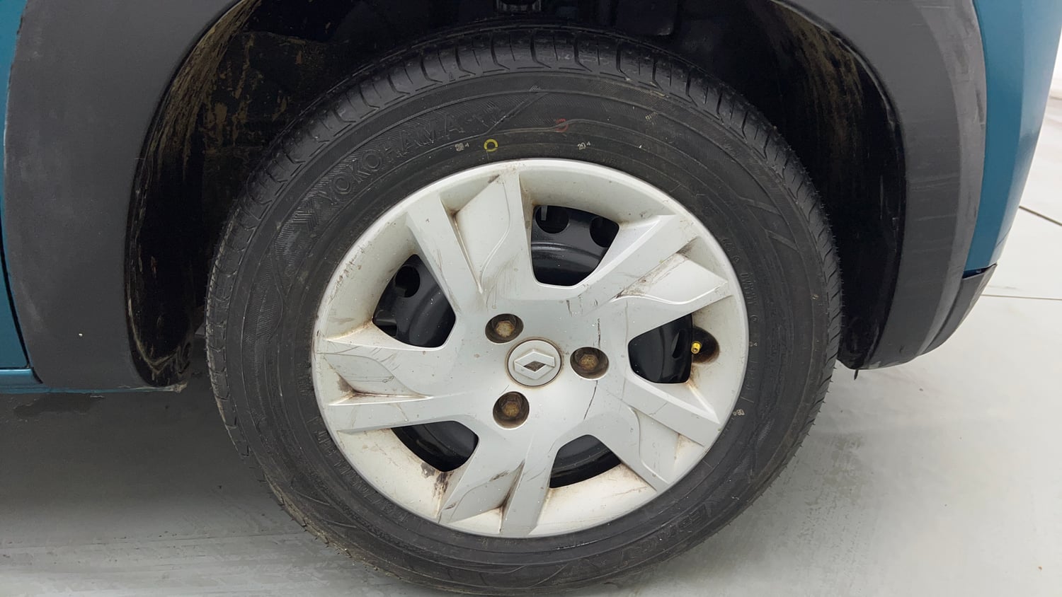 Used 2022 Renault Kwid RXT 1.0 AMT (O) Petrol Automatic tyres RIGHT FRONT TYRE RIM VIEW