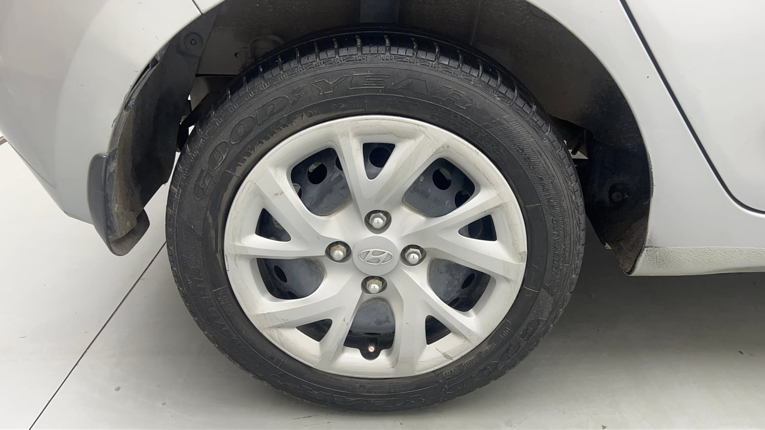 Used 2019 Hyundai Grand i10 Sportz 1.2 Kappa VTVT Petrol Manual tyres RIGHT REAR TYRE RIM VIEW