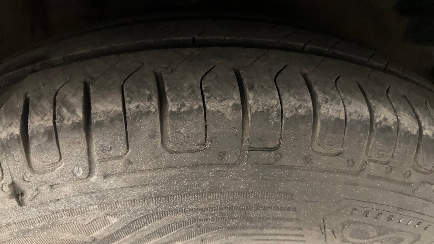 Used 2014 Hyundai i10 Sportz 1.1 iRDE2 Petrol Manual tyres RIGHT FRONT TYRE TREAD VIEW