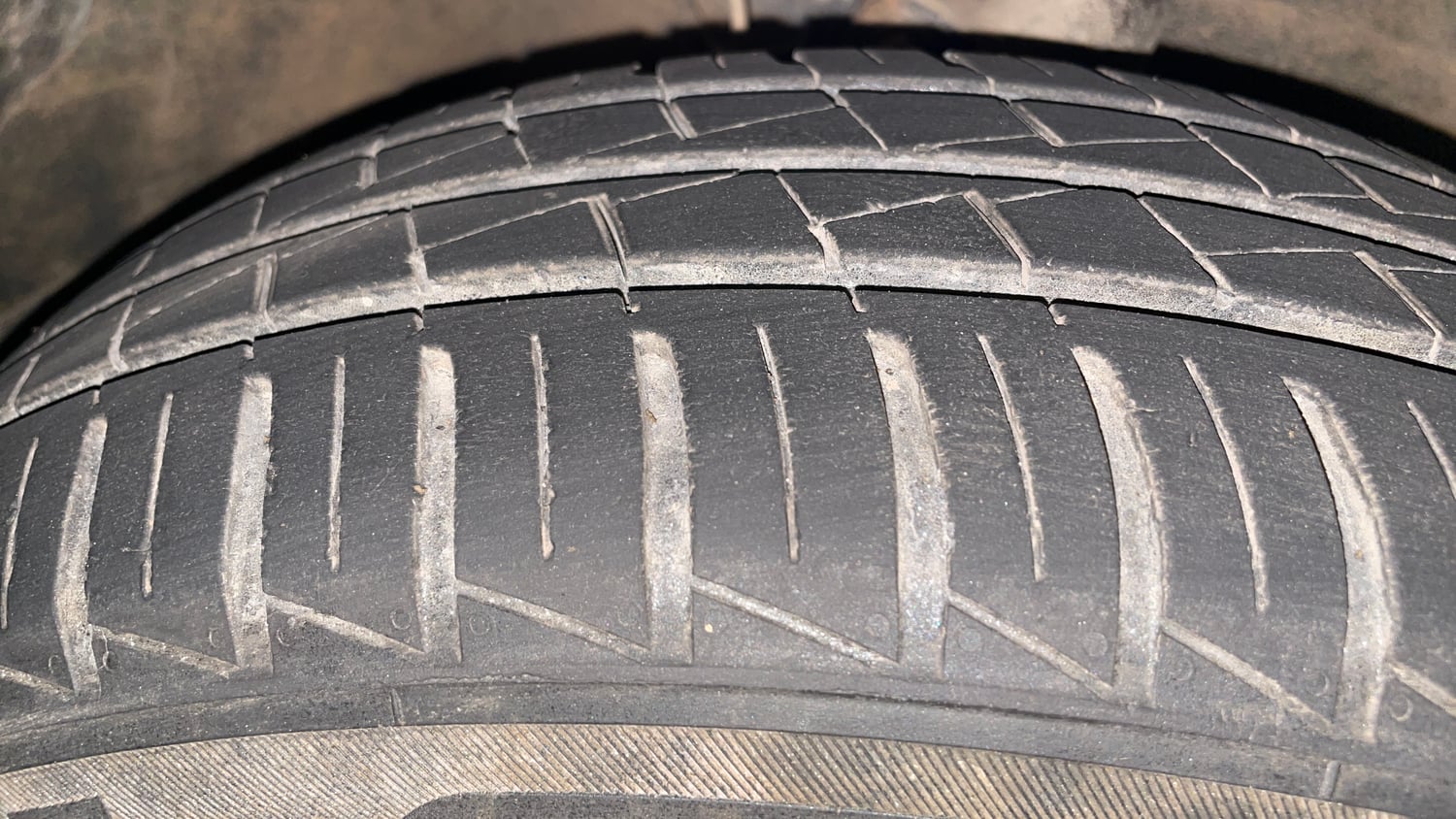 Used 2022 Hyundai Grand i10 Nios Sportz AMT 1.2 Kappa VTVT Petrol Automatic tyres RIGHT FRONT TYRE TREAD VIEW