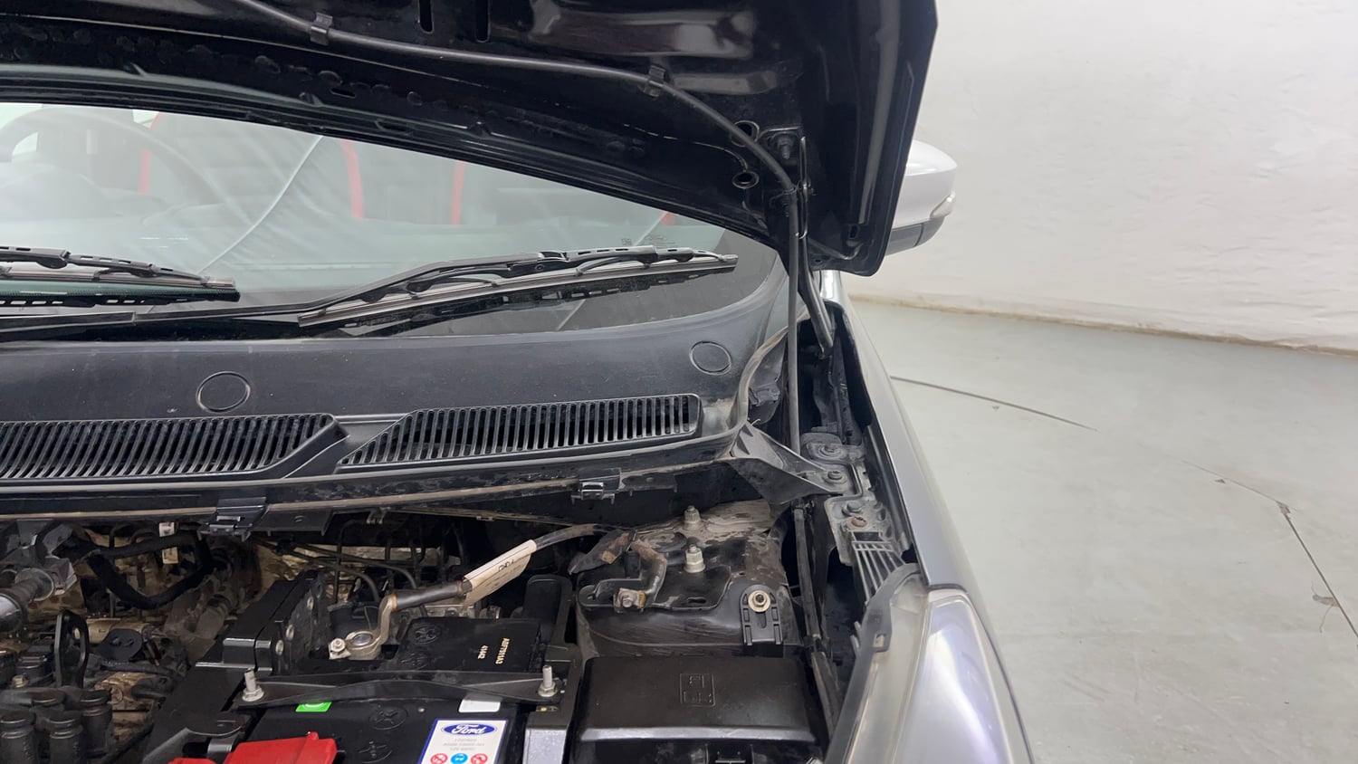 Used 2017 Ford Figo Titanium 1.2 Ti-VCT Petrol Manual engine ENGINE LEFT SIDE HINGE & APRON VIEW