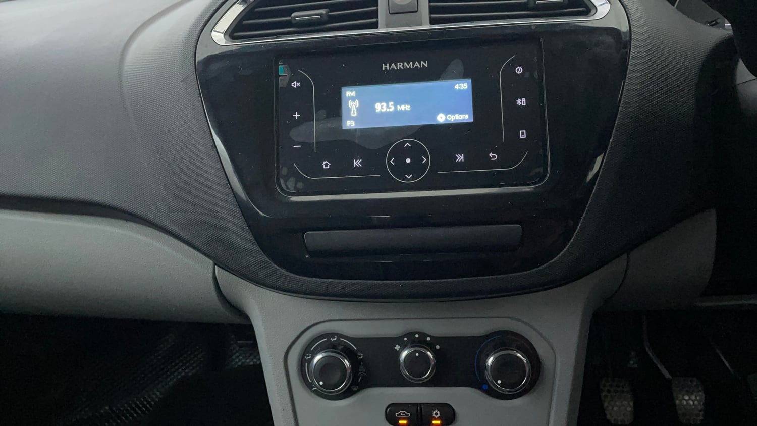 Used 2021 Tata Tiago XT Petrol Manual interior MUSIC SYSTEM & AC CONTROL VIEW