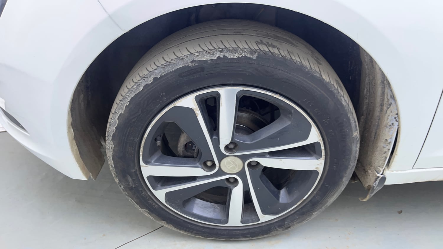 Used 2022 Tata Altroz XZ Petrol Petrol Manual tyres LEFT FRONT TYRE RIM VIEW
