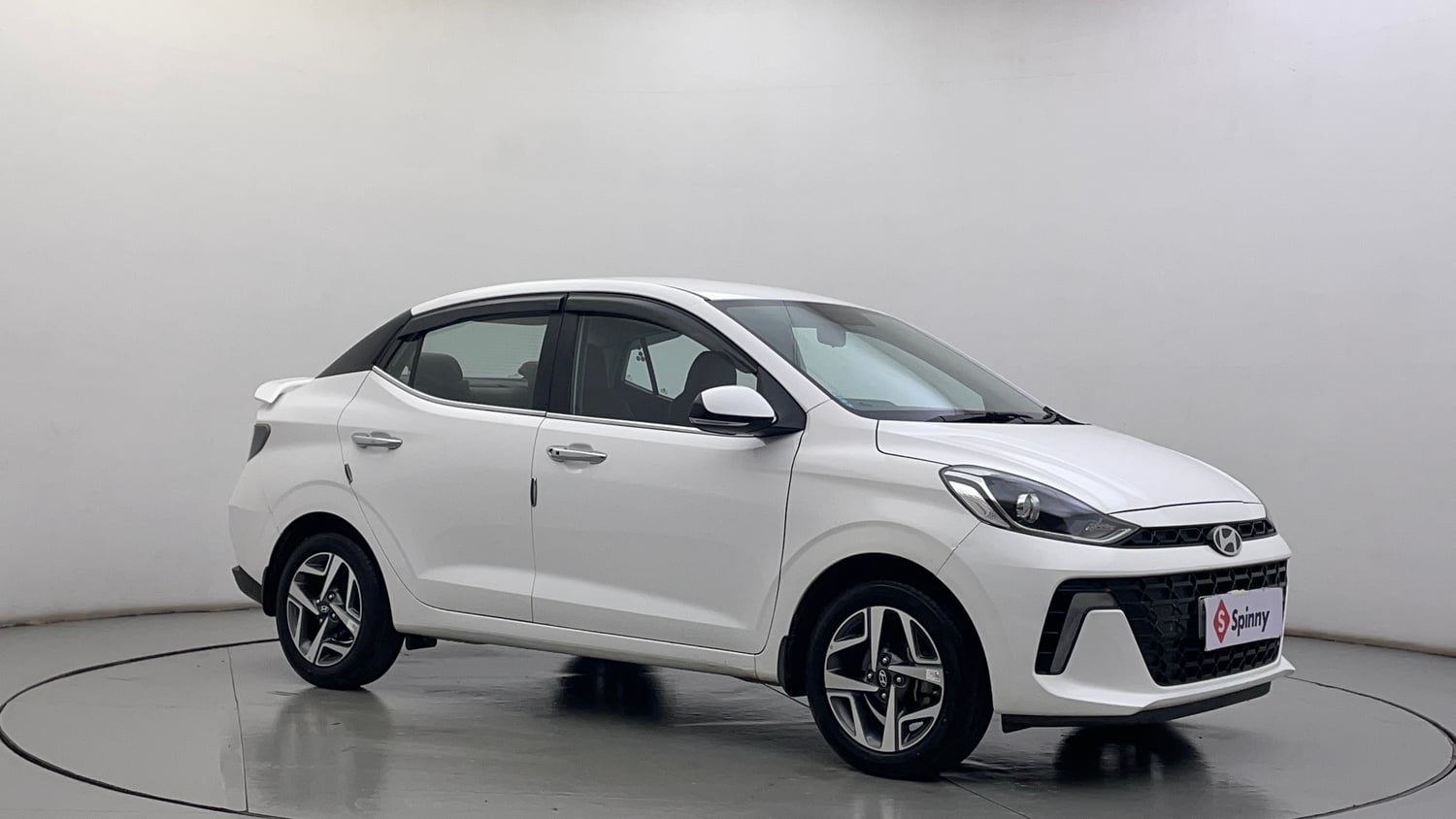 Used 2024 Hyundai Aura SX 1.2 (O) Petrol Petrol Manual exterior RIGHT FRONT CORNER VIEW