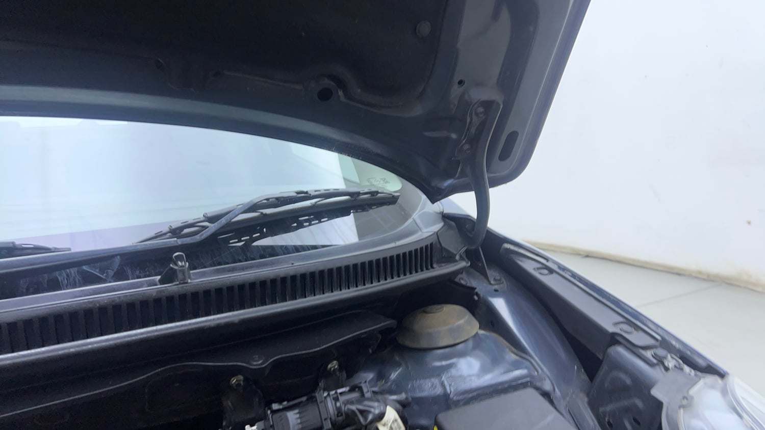 Used 2022 Maruti Suzuki Baleno Zeta Petrol Manual engine ENGINE LEFT SIDE HINGE & APRON VIEW