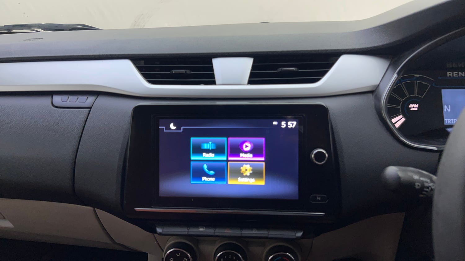 Used 2022 Renault Triber RXZ EASY-R AMT Petrol Automatic top_features Touch screen infotainment system