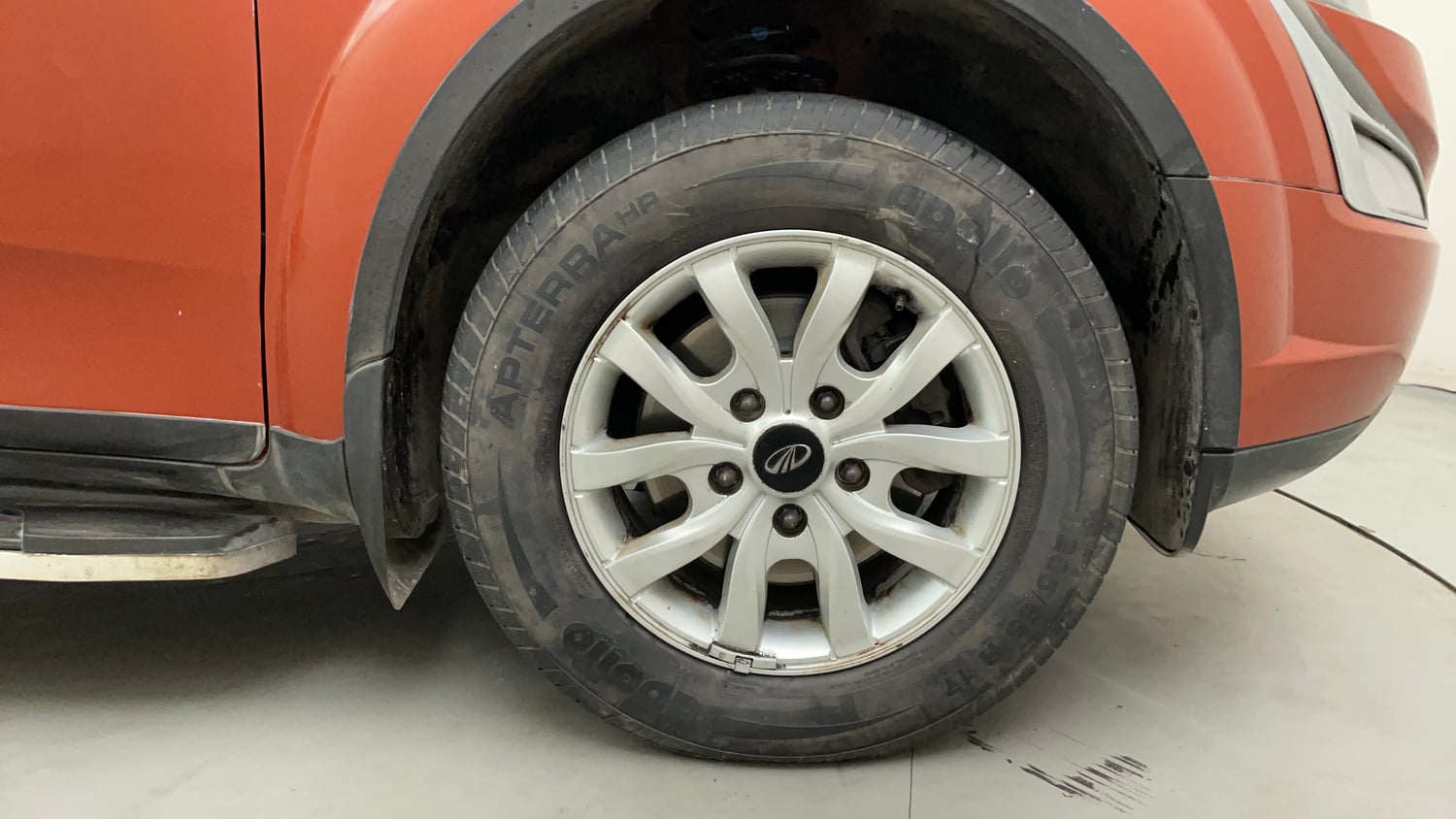 Used 2016 Mahindra XUV500 W8 AT Diesel Automatic tyres RIGHT FRONT TYRE RIM VIEW