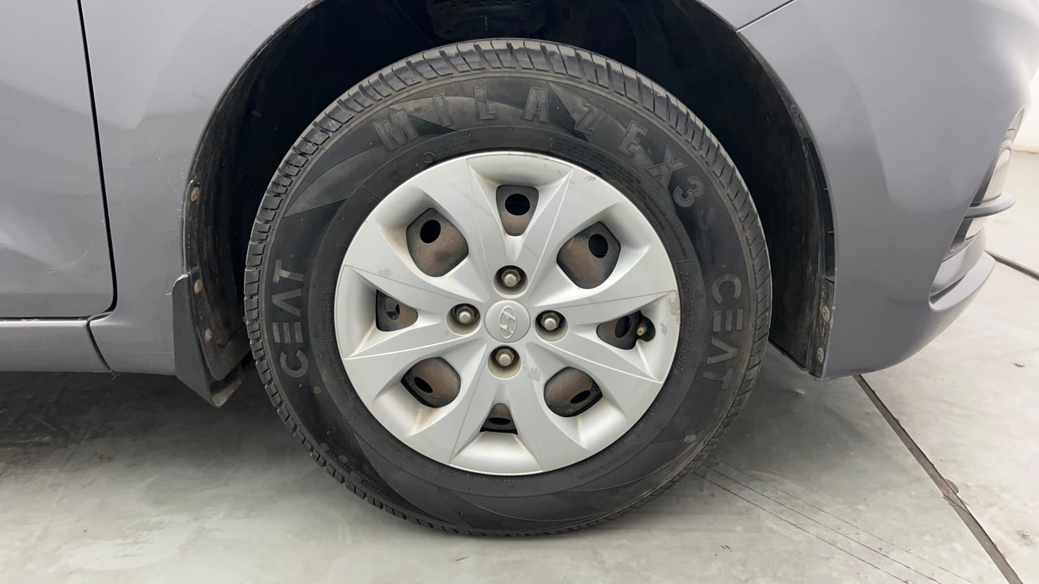 Used 2018 Hyundai Elite i20 Sportz 1.2 Petrol Manual tyres RIGHT FRONT TYRE RIM VIEW