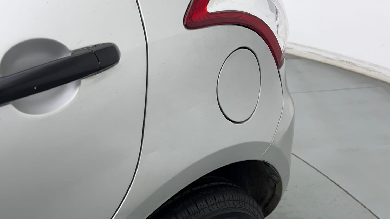 Used 2013 Maruti Suzuki Swift LXi Petrol Manual dents MINOR SCRATCH