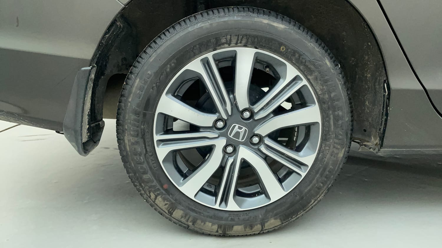 Used 2022 Honda City 4th Generation V Petrol Petrol Manual tyres RIGHT REAR TYRE RIM VIEW
