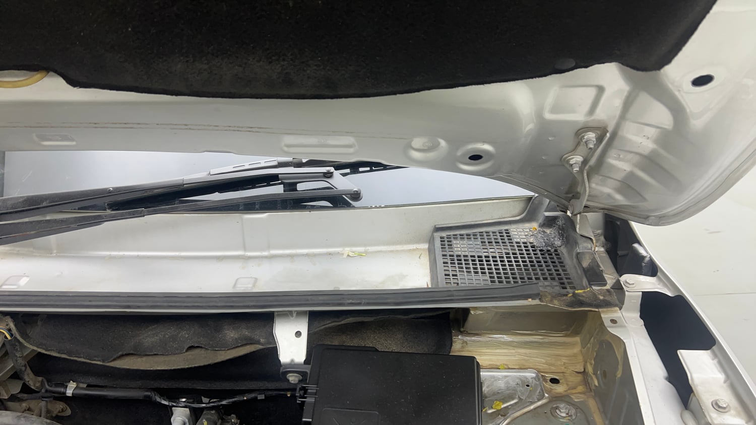 Used 2018 Renault Kwid RXT Opt Petrol Manual engine ENGINE LEFT SIDE HINGE & APRON VIEW