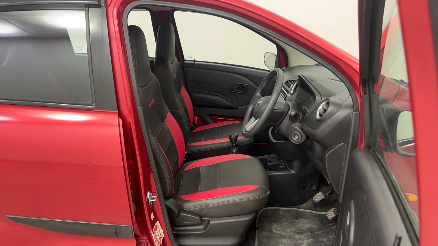 Used 2018 Datsun Redi-GO T(O) 1.0 Petrol Manual interior RIGHT SIDE FRONT DOOR CABIN VIEW