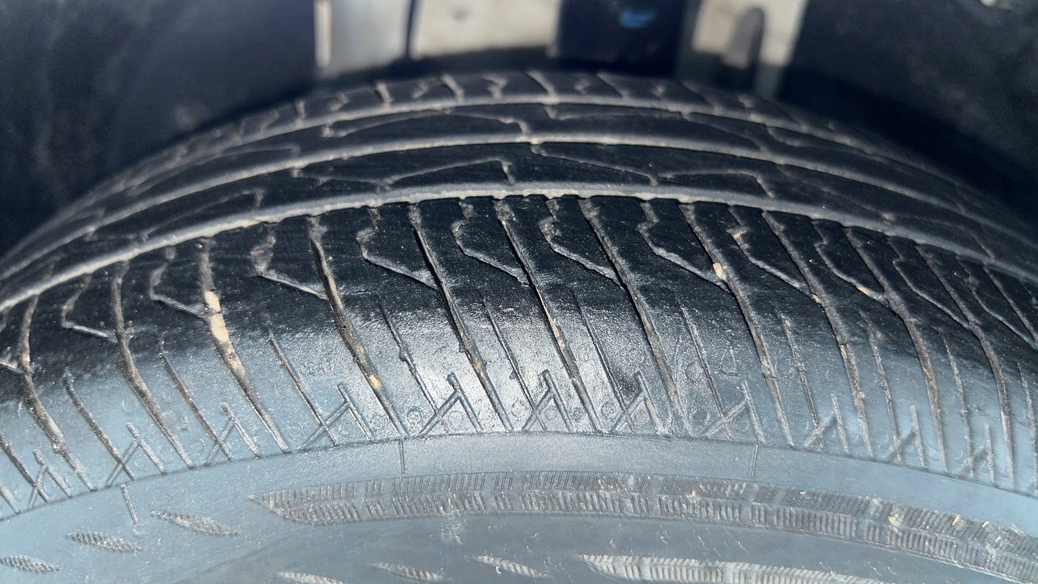 Used 2024 MG Motors Comet EV Excite FC Electric Automatic tyres LEFT FRONT TYRE TREAD VIEW