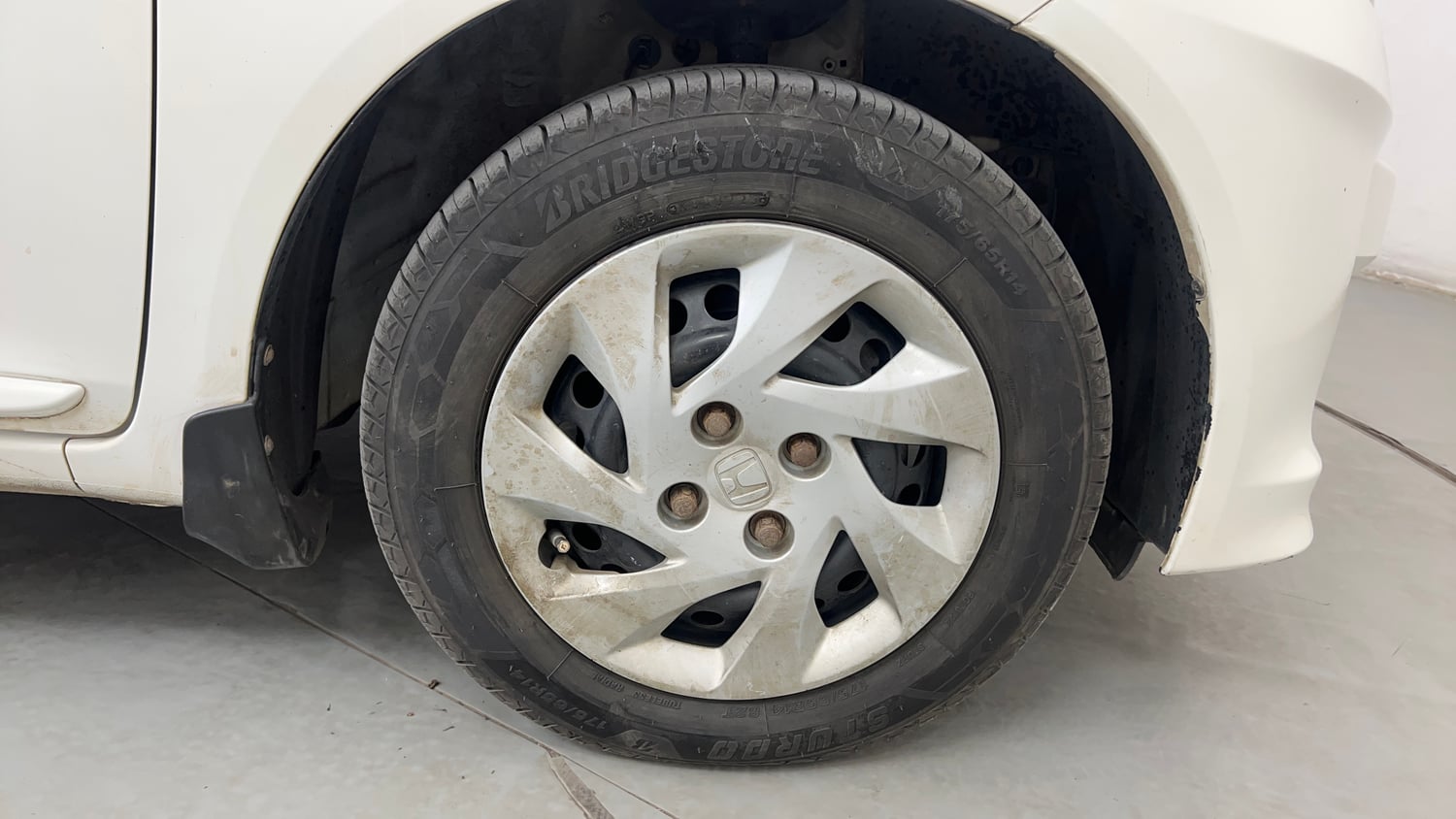 Used 2013 Honda Amaze 1.5 S i-DTEC Diesel Manual tyres RIGHT FRONT TYRE RIM VIEW