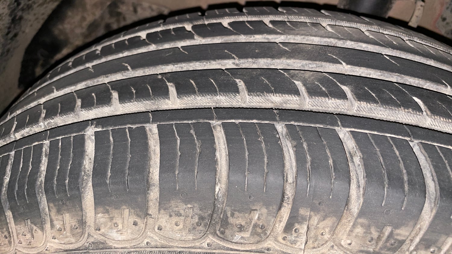 Used 2016 Mahindra XUV500 W8 AT Diesel Automatic tyres LEFT FRONT TYRE TREAD VIEW