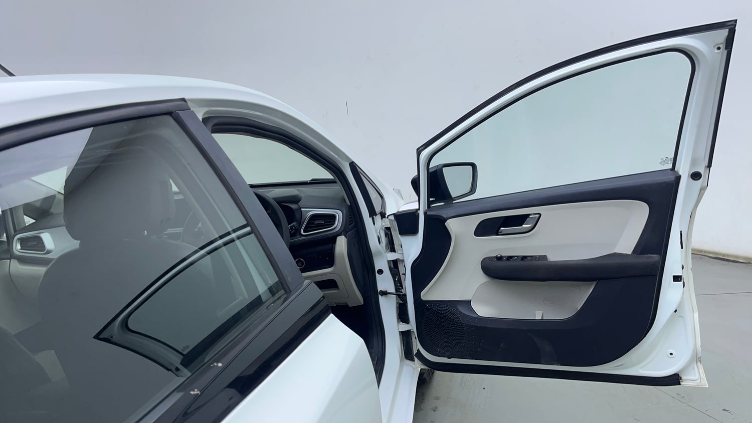 Used 2022 Tata Altroz XZ Petrol Petrol Manual interior RIGHT FRONT DOOR OPEN VIEW