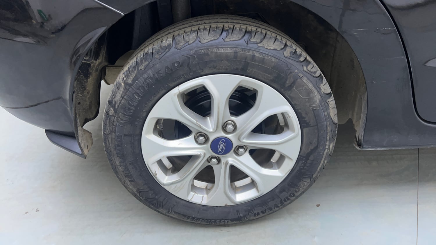 Used 2017 Ford Figo Aspire Titanium 1.2 Ti-VCT Petrol Manual tyres RIGHT REAR TYRE RIM VIEW
