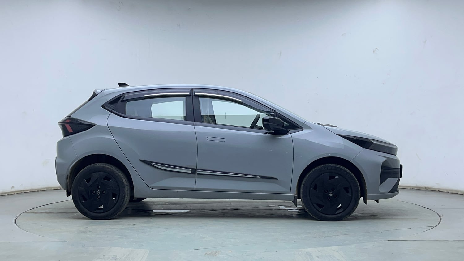 Used 2026 Tata Altroz Creative Petrol 5AMT Petrol Automatic exterior RIGHT SIDE VIEW
