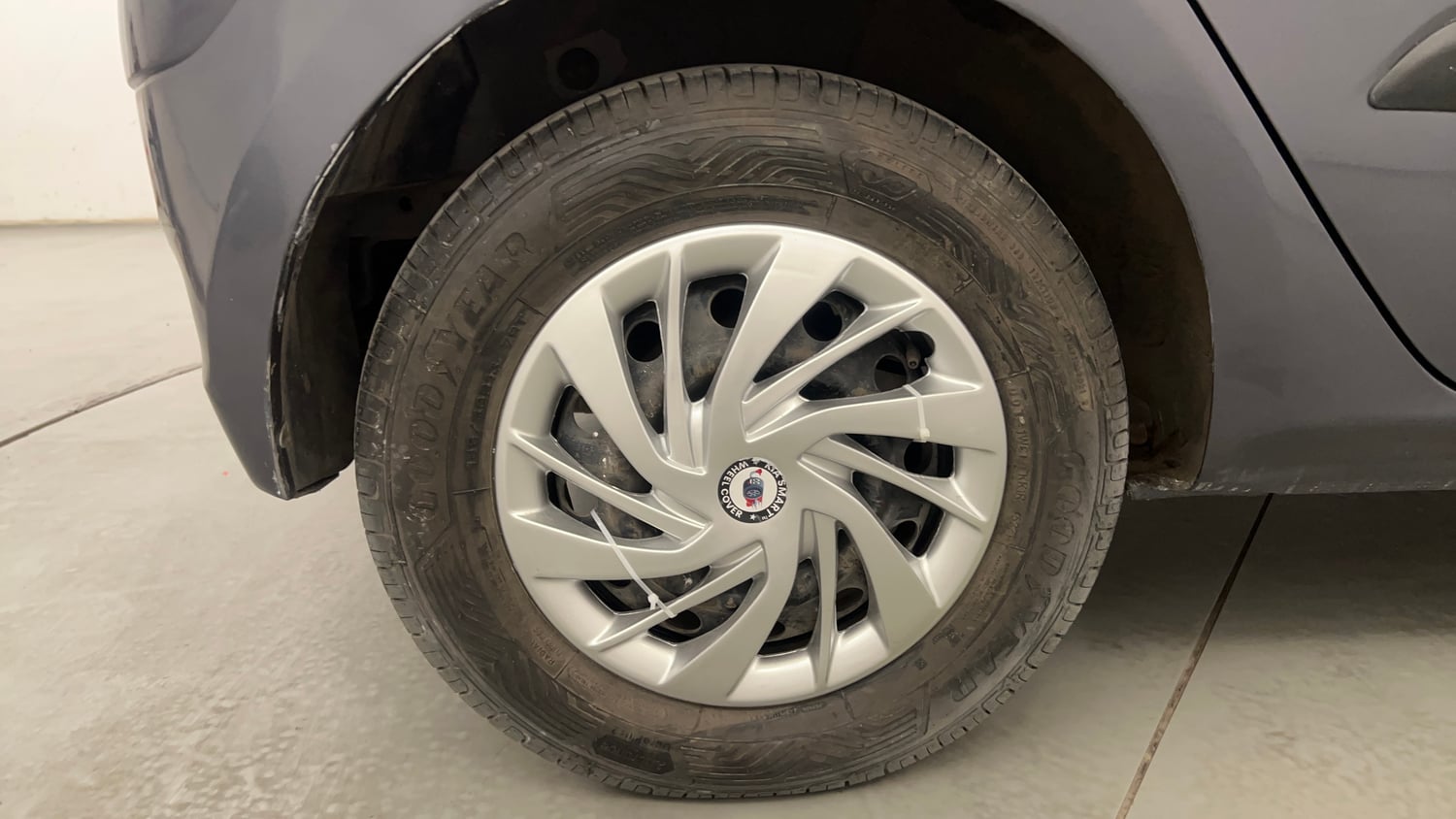 Used 2014 Hyundai i10 Sportz 1.1 iRDE2 Petrol Manual tyres RIGHT REAR TYRE RIM VIEW