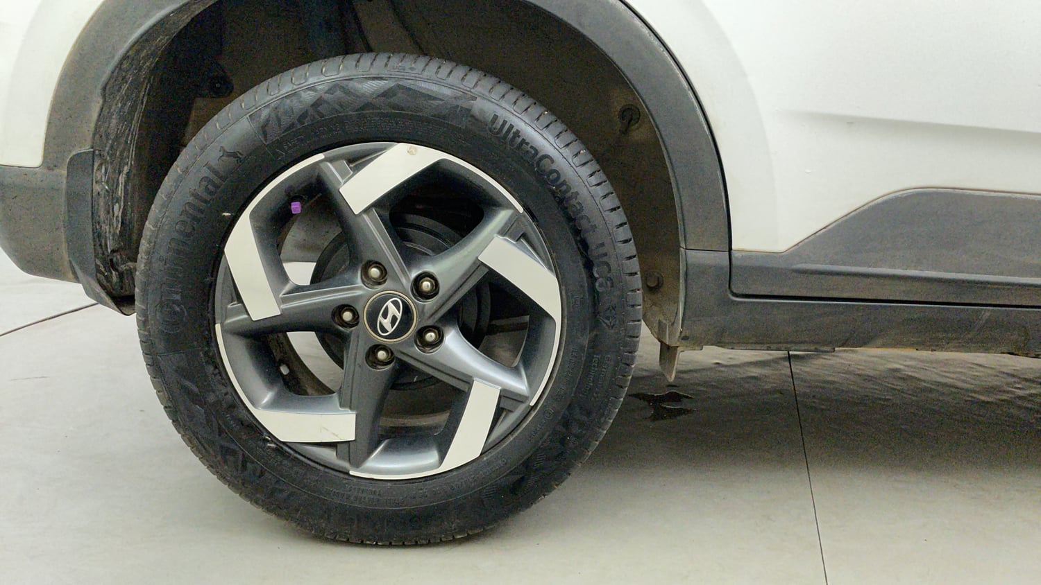 Used 2019 Hyundai Venue SX Plus 1.0 Turbo DCT Petrol Automatic tyres RIGHT REAR TYRE RIM VIEW