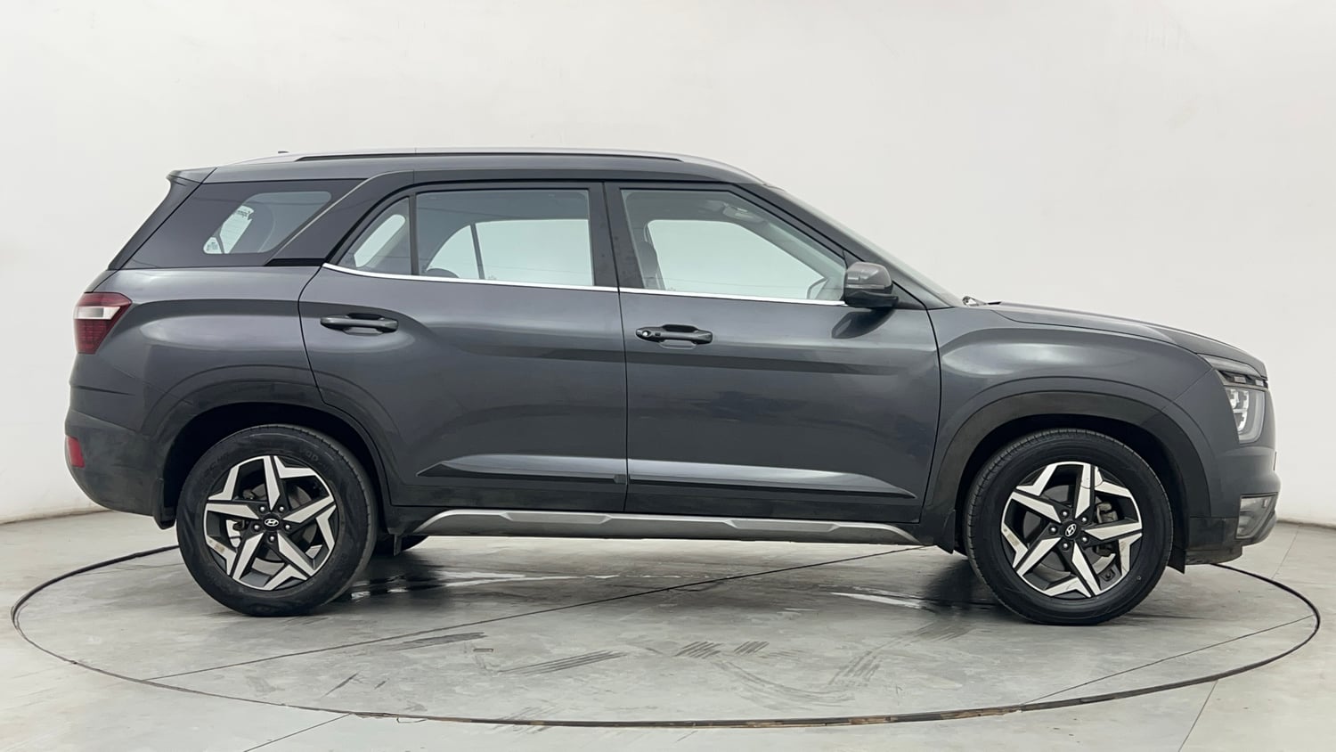Used 2022 Hyundai Alcazar Prestige 7 STR 2.0 Petrol Petrol Manual exterior RIGHT SIDE VIEW