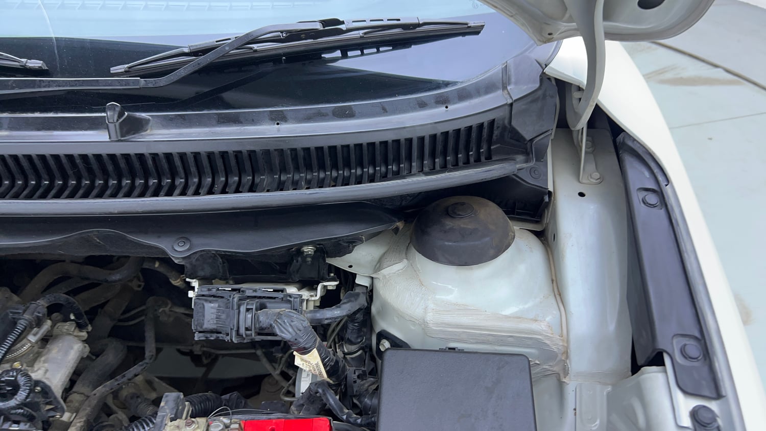Used 2019 Maruti Suzuki Baleno Zeta Petrol Manual engine ENGINE LEFT SIDE HINGE & APRON VIEW