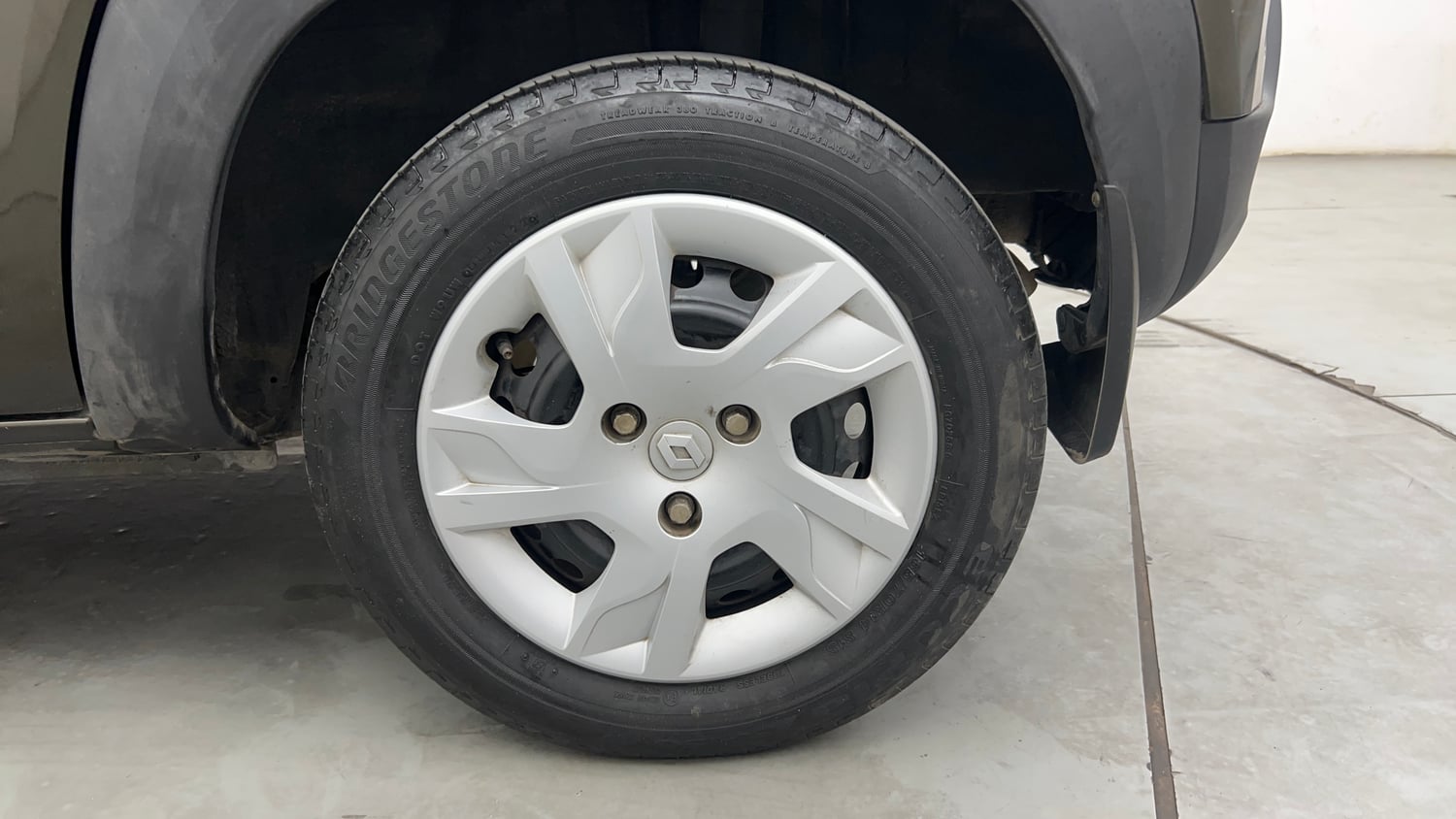 Used 2024 Renault Kwid RXT 1.0L Petrol Manual tyres LEFT REAR TYRE RIM VIEW