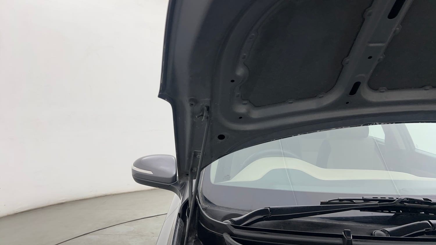 Used 2018 Hyundai Elite i20 Sportz 1.2 Petrol Manual engine ENGINE RIGHT SIDE HINGE & APRON VIEW