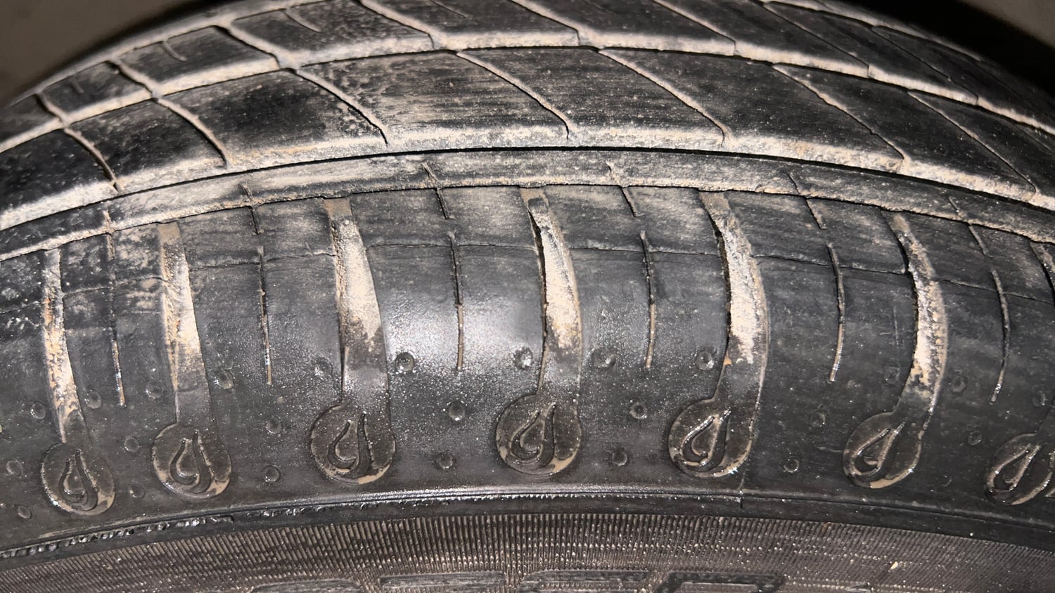 Used 2022 Renault Kwid RXT 1.0 AMT Petrol Automatic tyres LEFT FRONT TYRE TREAD VIEW
