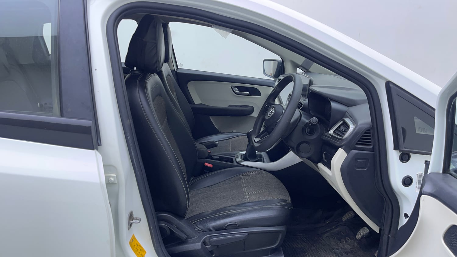 Used 2022 Tata Altroz XZ Petrol Petrol Manual interior RIGHT SIDE FRONT DOOR CABIN VIEW