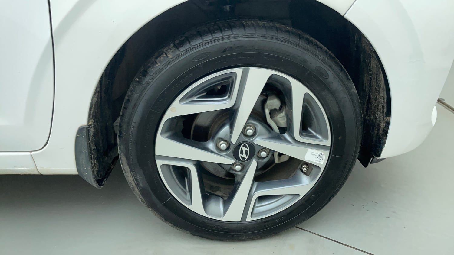 Used 2024 Hyundai Aura SX 1.2 (O) Petrol Petrol Manual tyres RIGHT FRONT TYRE RIM VIEW