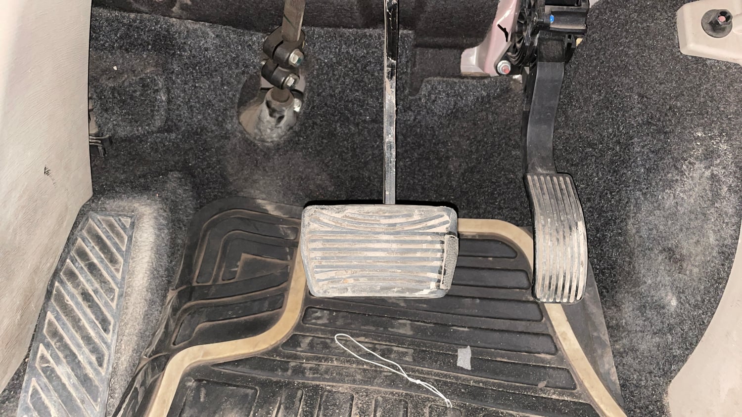 Used 2016 Mahindra XUV500 W8 AT Diesel Automatic interior PEDALS VIEW