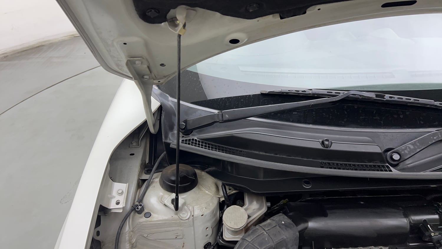 Used 2023 Maruti Suzuki Swift LXi Petrol Manual engine ENGINE RIGHT SIDE HINGE & APRON VIEW
