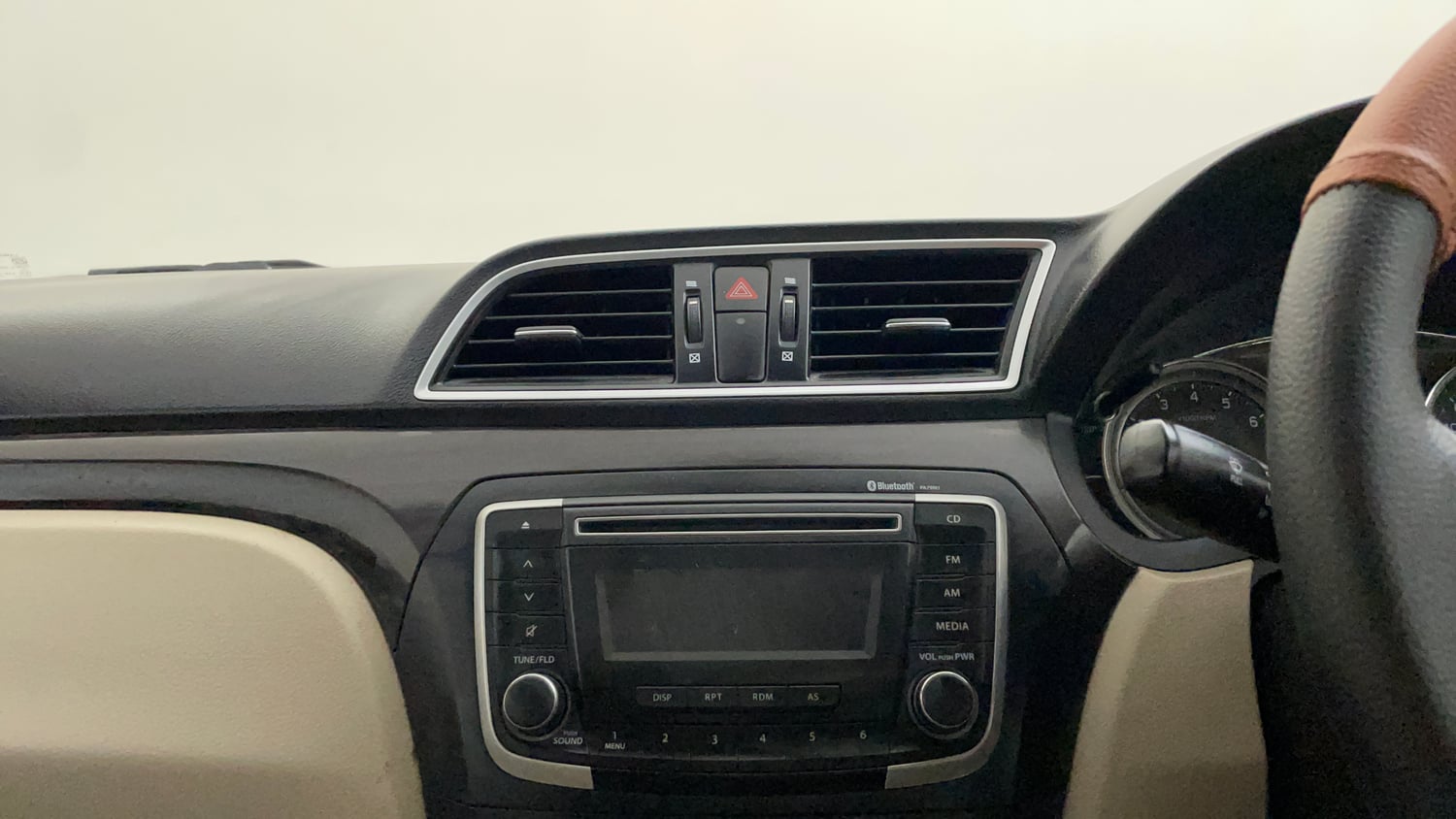 Used 2018 Maruti Suzuki Ciaz Zeta 1.4 AT Petrol Automatic top_features Integrated (in-dash) music system